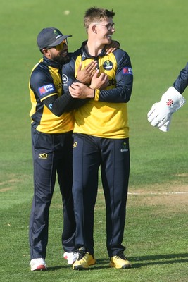170825 - Glamorgan v Nottinghamshire - Metro Bank One Day Cup - Will Smale of Glamorgan catches the ball to dismiss Jack Haynes of Nottinghamshire from the bowling of Asa Tribe of Glamorgan