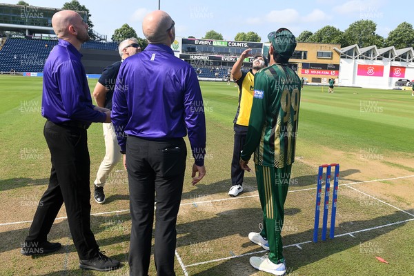 170825 - Glamorgan v Nottinghamshire - Metro Bank One Day Cup - Glamorgan Captain Kiran Carlson and Nottinghamshire Captain Haseeb Hameed at the coin toss