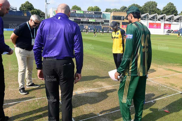 170825 - Glamorgan v Nottinghamshire - Metro Bank One Day Cup - Glamorgan Captain Kiran Carlson and Nottinghamshire Captain Haseeb Hameed at the coin toss