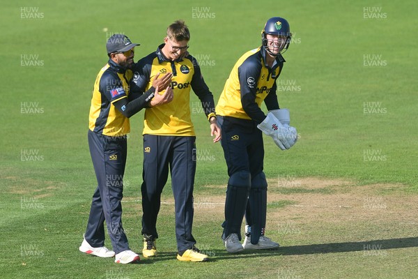 170825 - Glamorgan v Nottinghamshire - Metro Bank One Day Cup - Will Smale of Glamorgan catches the ball to dismiss Jack Haynes of Nottinghamshire from the bowling of Asa Tribe of Glamorgan
