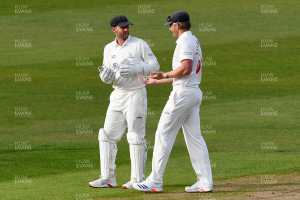 080526 - Glamorgan v Somerset - Rothesay County Championship -  Chris Cooke of Glamorgan celebrates with Timm Van Der Gugten after he catches the last ball of the day to dismiss Migael Pretorius of Somerset
