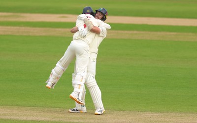 110526 - Glamorgan v Somerset, Rothesay County Championship Division 1, Day 4 of 4 - Mason Crane of Glamorgan and Ryan Hadley of Glamorgan celebrate as they secure the runs to beat Somerset