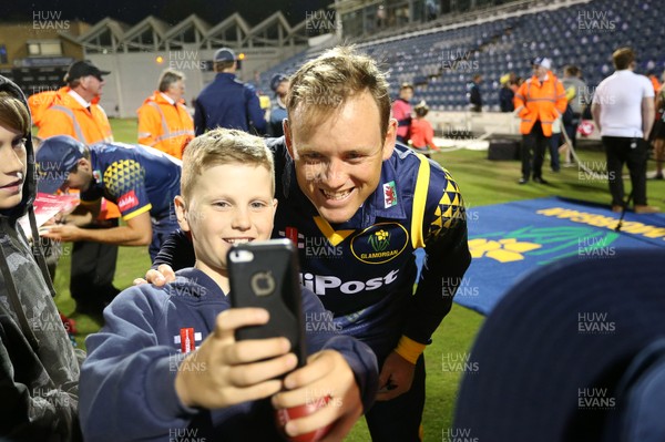 200718 - Glamorgan v Somerset - Vitality Blast - Colin Ingram has a selfie with a young fan