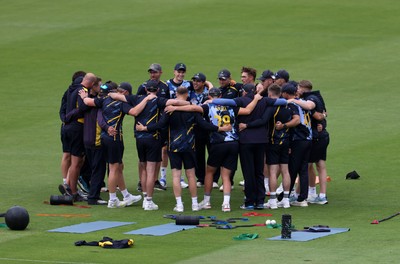 030625 - Glamorgan Cricket v Surrey - Vitality T20 Blast - Glamorgan team huddle