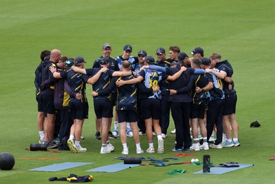030625 - Glamorgan Cricket v Surrey - Vitality T20 Blast - Glamorgan team huddle