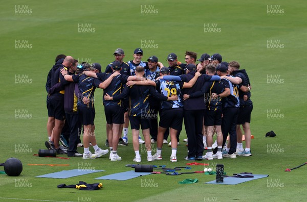 030625 - Glamorgan Cricket v Surrey - Vitality T20 Blast - Glamorgan team huddle
