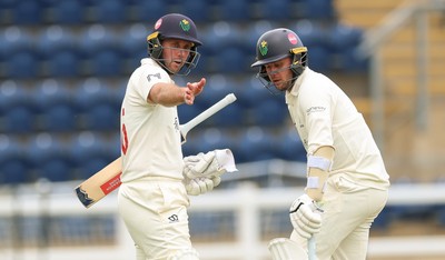 190626 - Glamorgan v Surrey, Rothesay County Championship Division 1- Chris Cooke of Glamorgan and Mason Crane of Glamorgan chat during a change of overs