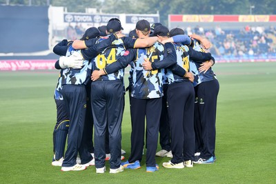 140625 - Glamorgan v Sussex - Vitality Blast - Glamorgan huddle