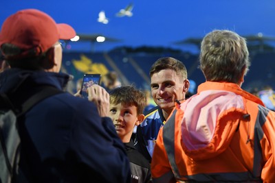 140625 - Glamorgan v Sussex - Vitality Blast - Andy Gorvin of Glamorgan with fans at full time
