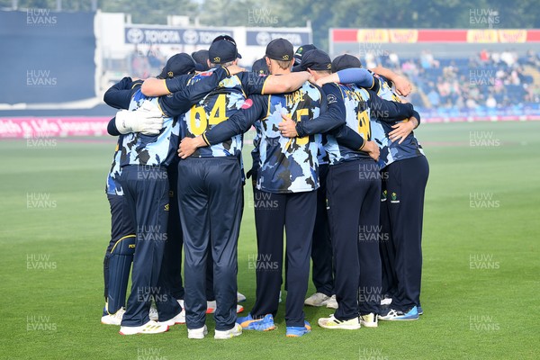 140625 - Glamorgan v Sussex - Vitality Blast - Glamorgan huddle