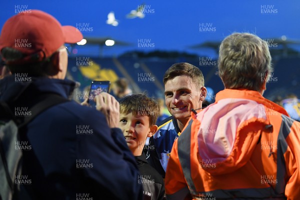 140625 - Glamorgan v Sussex - Vitality Blast - Andy Gorvin of Glamorgan with fans at full time