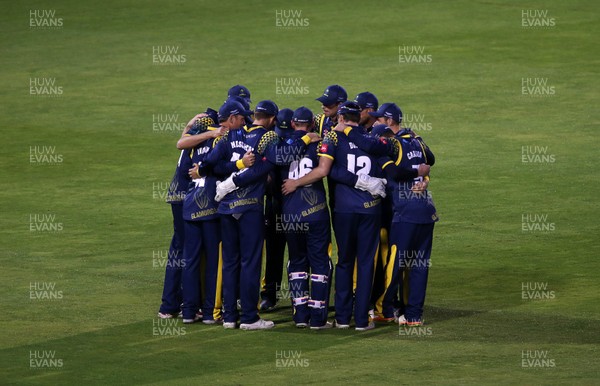 170818 - Glamorgan v Surrey - Vitality T20 Blast - Glamorgan team huddle