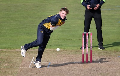 260819 - Glamorgan v Sussex Sharks - Vitality T20 Blast - Callum Taylor of Glamorgan bowling