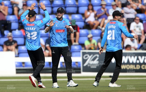 260819 - Glamorgan v Sussex Sharks - Vitality T20 Blast - Ollie Robinson of Sussex celebrates with team mates after catching Colin Ingram of Glamorgan
