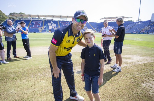 260819 - Glamorgan v Sussex Sharks - Vitality T20 Blast - Colin Ingram of Glamorgan with mascot before the match