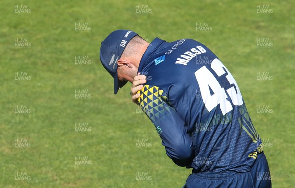 080718 - Glamorgan v Sussex Sharks, Vitality Blast 2018 - Shaun Marsh of Glamorgan leaves the field after injuring himself while fielding
