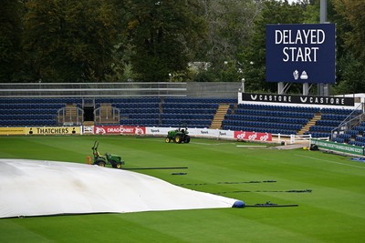 080926 - Glamorgan v Warwickshire - Rothesay County Championship - Rain delays the start at Sophia Gardens