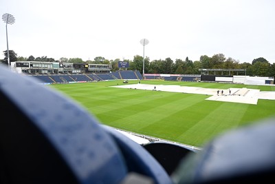 080926 - Glamorgan v Warwickshire - Rothesay County Championship - Rain delays the start at Sophia Gardens