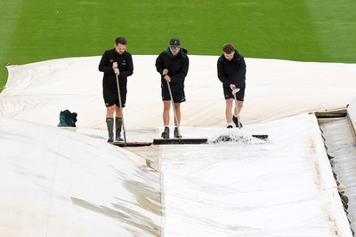 080926 - Glamorgan v Warwickshire - Rothesay County Championship - Rain delays the start at Sophia Gardens