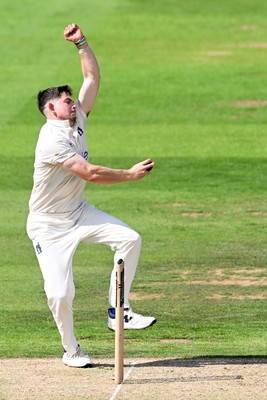 080926 - Glamorgan v Warwickshire - Rothesay County Championship - Ethan Bamber of Warwickshire bowling