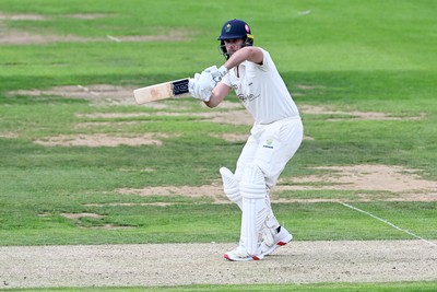 080926 - Glamorgan v Warwickshire - Rothesay County Championship - Chris Cooke of Glamorgan batting