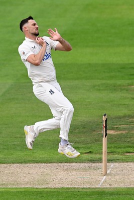 080926 - Glamorgan v Warwickshire - Rothesay County Championship - Ethan Bamber of Warwickshire bowling