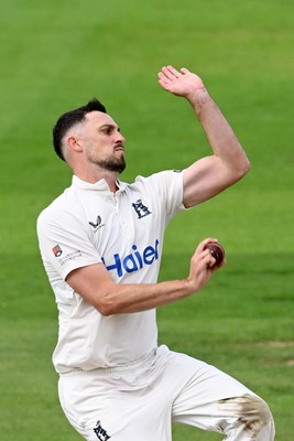 080926 - Glamorgan v Warwickshire - Rothesay County Championship - Ethan Bamber of Warwickshire bowling
