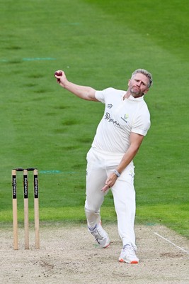 080926 - Glamorgan v Warwickshire - Rothesay County Championship - Timm Van Der Gugten of Glamorgan bowling