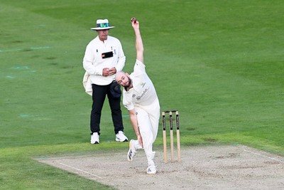 080926 - Glamorgan v Warwickshire - Rothesay County Championship - Jamie Mcilroy of Glamorgan bowling
