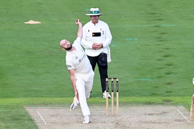 080926 - Glamorgan v Warwickshire - Rothesay County Championship - Jamie Mcilroy of Glamorgan bowling