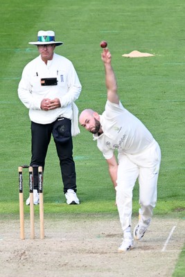 080926 - Glamorgan v Warwickshire - Rothesay County Championship - Jamie Mcilroy of Glamorgan bowling