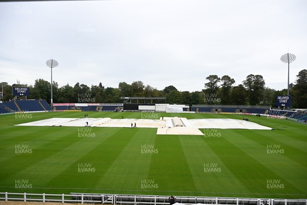 080926 - Glamorgan v Warwickshire - Rothesay County Championship - Rain delays the start at Sophia Gardens