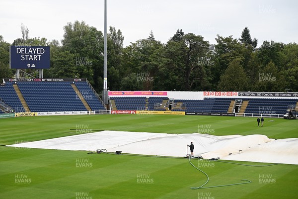 080926 - Glamorgan v Warwickshire - Rothesay County Championship - Rain delays the start at Sophia Gardens