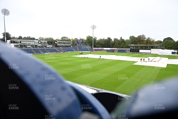 080926 - Glamorgan v Warwickshire - Rothesay County Championship - Rain delays the start at Sophia Gardens