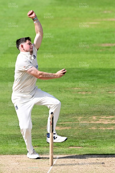 080926 - Glamorgan v Warwickshire - Rothesay County Championship - Ethan Bamber of Warwickshire bowling