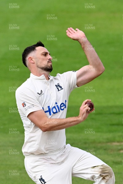 080926 - Glamorgan v Warwickshire - Rothesay County Championship - Ethan Bamber of Warwickshire bowling