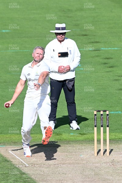 080926 - Glamorgan v Warwickshire - Rothesay County Championship - Timm Van Der Gugten of Glamorgan bowling