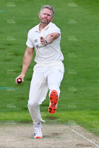 080926 - Glamorgan v Warwickshire - Rothesay County Championship - Timm Van Der Gugten of Glamorgan bowling