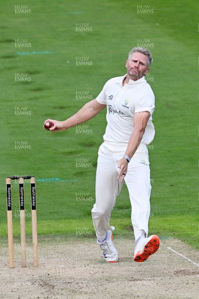 080926 - Glamorgan v Warwickshire - Rothesay County Championship - Timm Van Der Gugten of Glamorgan bowling