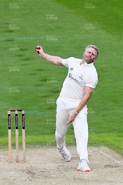 080926 - Glamorgan v Warwickshire - Rothesay County Championship - Timm Van Der Gugten of Glamorgan bowling