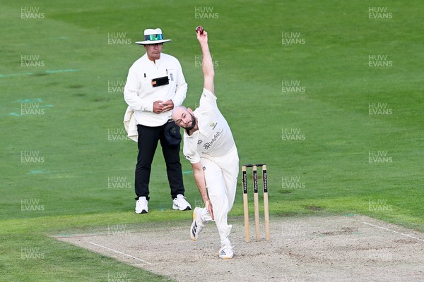 080926 - Glamorgan v Warwickshire - Rothesay County Championship - Jamie Mcilroy of Glamorgan bowling