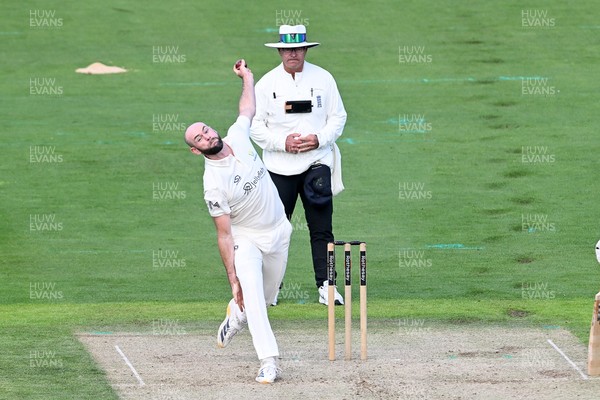 080926 - Glamorgan v Warwickshire - Rothesay County Championship - Jamie Mcilroy of Glamorgan bowling