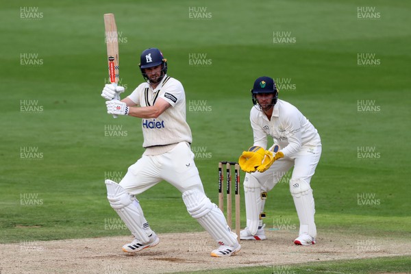 090926 - Glamorgan v Warwickshire - Rothesay County Championship, Division One - Chris Woakes of Warwickshire batting
