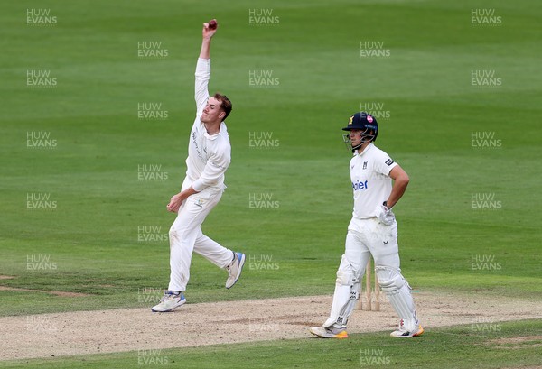 090926 - Glamorgan v Warwickshire - Rothesay County Championship, Division One - Ben Kellaway of Glamorgan bowling