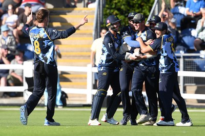 030726 - Glamorgan v Warwickshire Bears - Vitality Blast Men - Will Smale of Glamorgan celebrates with team mates after he catches the ball to dismiss Rob Yates of Warwickshire Bears