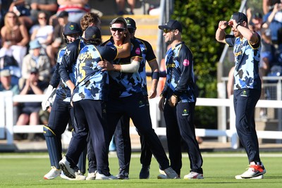 030726 - Glamorgan v Warwickshire Bears - Vitality Blast Men - Will Smale of Glamorgan celebrates with team mates after he catches the ball to dismiss Rob Yates of Warwickshire Bears
