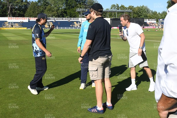030726 - Glamorgan v Warwickshire Bears - Vitality Blast Men - The coin toss