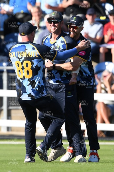 030726 - Glamorgan v Warwickshire Bears - Vitality Blast Men - Will Smale of Glamorgan celebrates with team mates after he catches the ball to dismiss Rob Yates of Warwickshire Bears