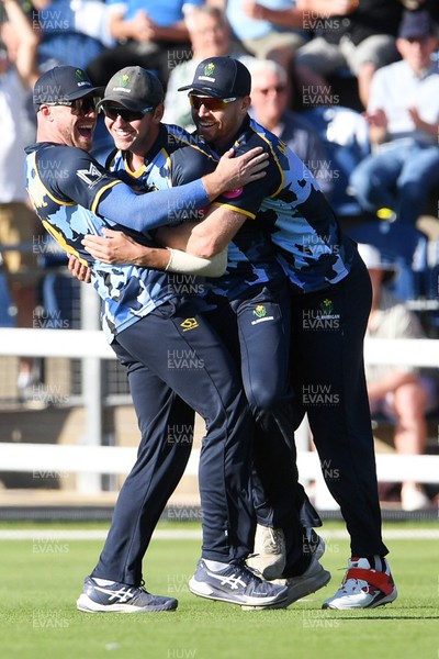 030726 - Glamorgan v Warwickshire Bears - Vitality Blast Men - Will Smale of Glamorgan celebrates with team mates after he catches the ball to dismiss Rob Yates of Warwickshire Bears