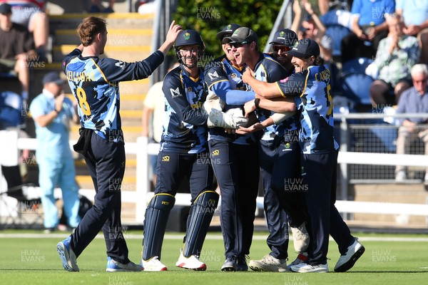 030726 - Glamorgan v Warwickshire Bears - Vitality Blast Men - Will Smale of Glamorgan celebrates with team mates after he catches the ball to dismiss Rob Yates of Warwickshire Bears